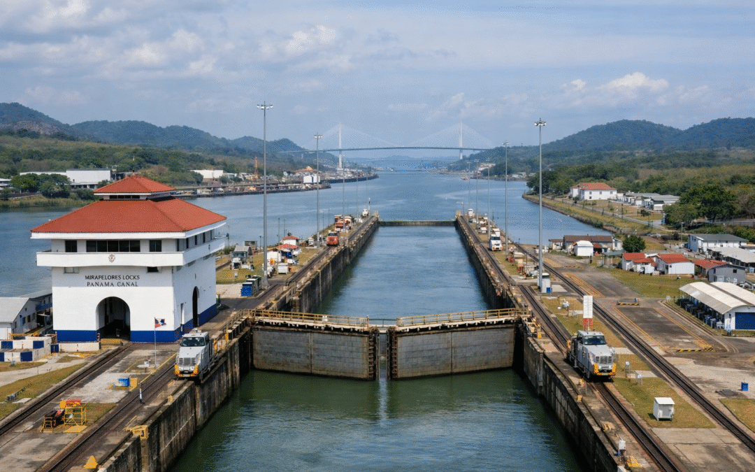 Miraflores-Schleusen des Panamakanals mit Blick auf die Schleusenkammern und den Kanalverlauf