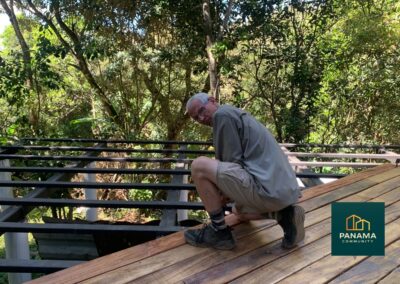 Gemeinsame Bauarbeiten an einer Holzterrasse im Grünen beim Aufbau der Refugio Palmira