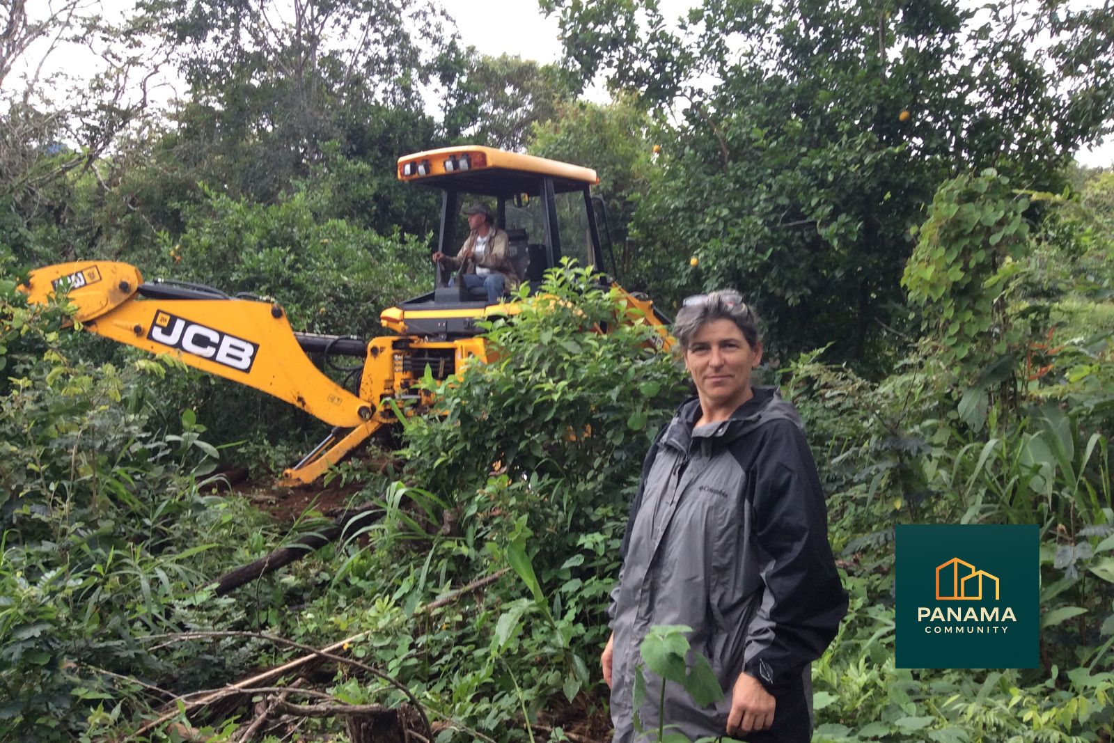 Claudia beim Freimachen des Geländes mit einem Bagger im grünen Hochland von Panama, Aufbau des Refugio de Palmira