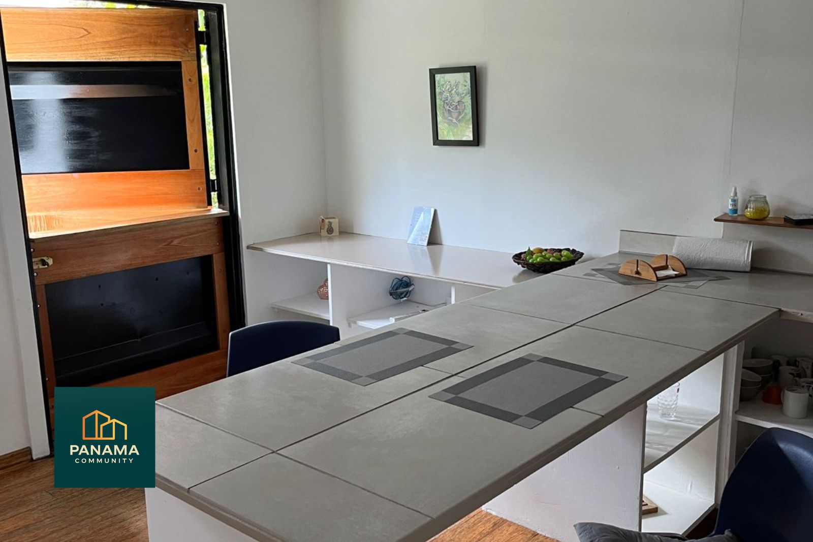 Esstisch in Apartment 3 im Refugio de Palmira. Ein ruhiger Ort für gemeinsames Essen, Gespräche und den täglichen Ablauf.