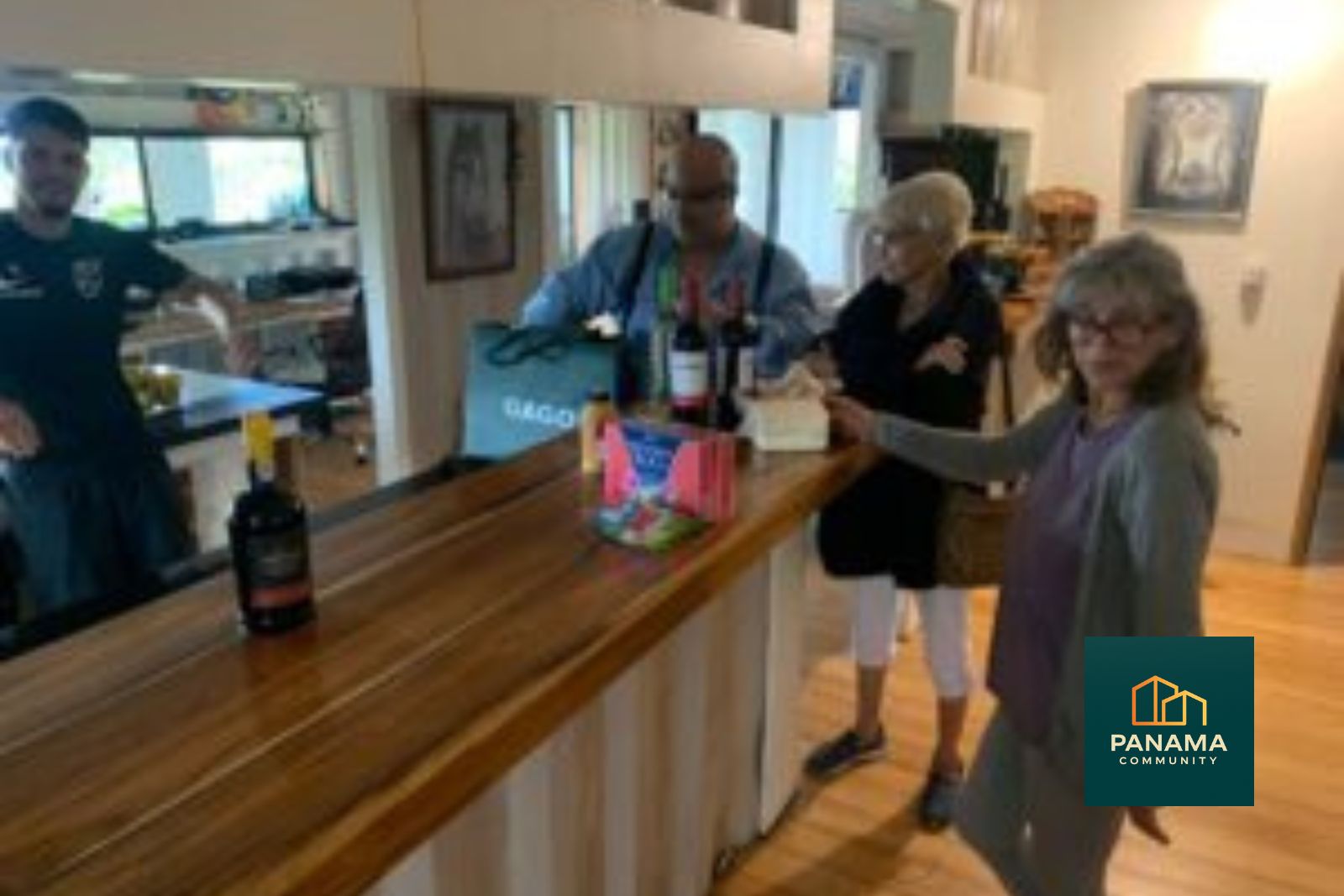 Gemeinsamer Nachmittag im Gemeinschaftshaus des Refugio de Palmira in Panama