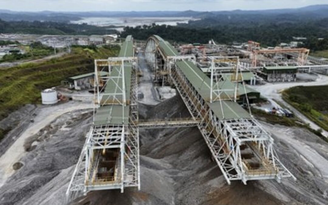 Industrielle Förder- und Transportanlagen eines Bergbauprojekts in Panama mit Förderbändern, Halden und Infrastruktur inmitten der Landschaft.