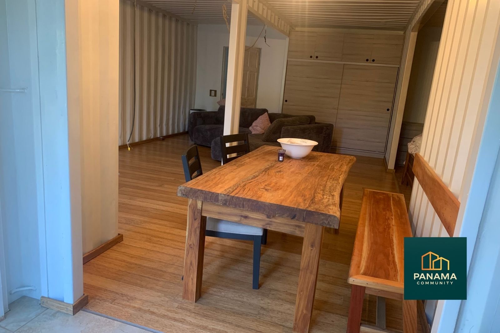 Essbereich im Containerhaus in Panama mit Massivholz Tisch, Holzbank und Bambusboden