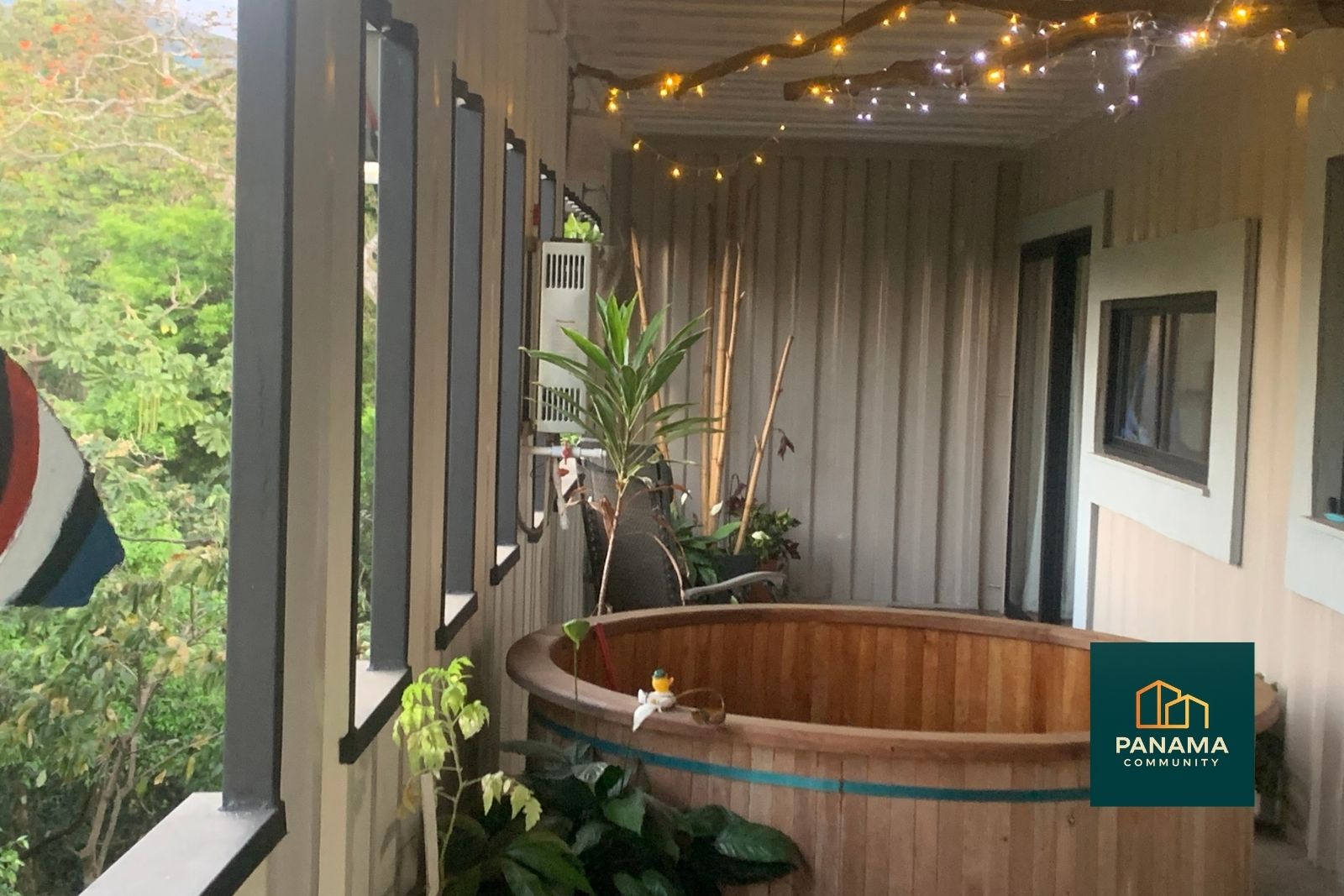 Holzbadewanne auf der Außenterrasse in unserem Haus im Refugio de Palmira im Hochland von Panama mit Blick ins Grüne und warmem Licht