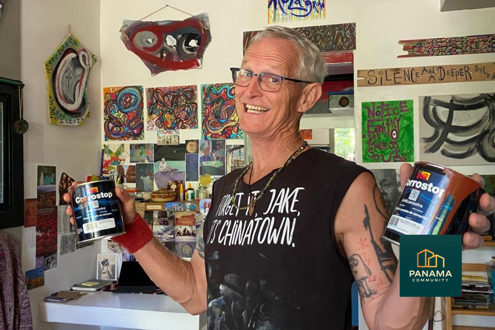 Christopher in seinem Apartment im Refugio de Palmira, Panama, Teil der kreativen Gemeinschaft im Hochland von Boquete