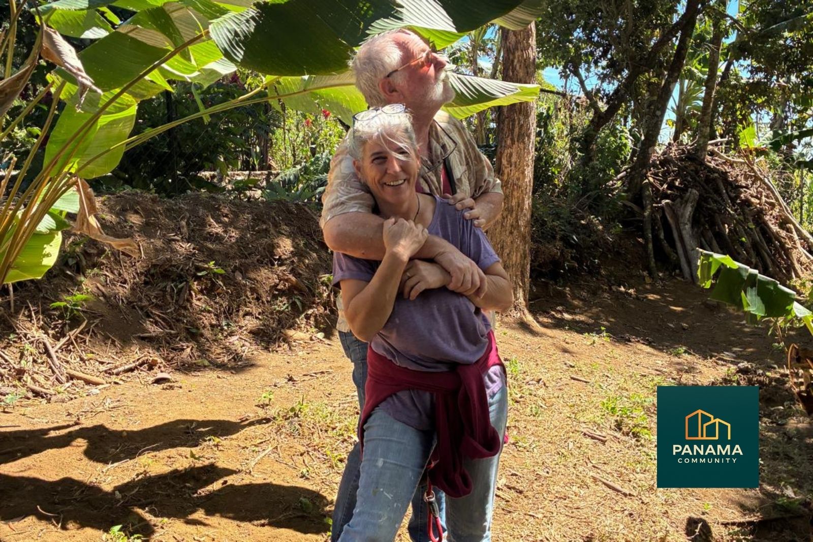 Alltag und Zusammenhalt im Hochland von Panama Claudia und Frank auf ihrem Grundstück im Hochland von Panama, seit 2010 gemeinsam aufgebaut