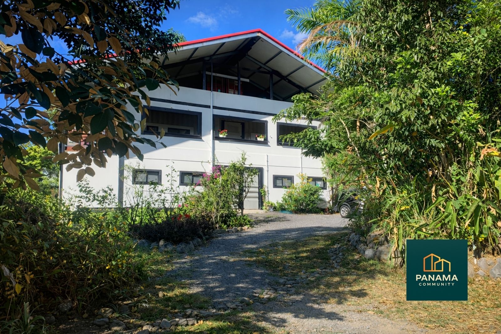Refugio de Palmira Containerhaus im Hochland von Panama in Palmira bei Boquete mit Gartenanlage und Zufahrt