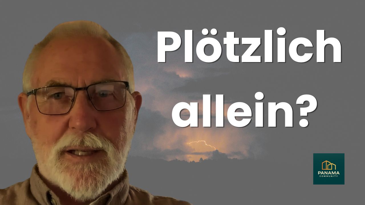 Person im Hochland von Panama sitzt allein in der Natur und blickt in die Ferne, Sinnbild für den Übergang in den Ruhestand und das Wegbrechen von Familie und gewohnten Strukturen