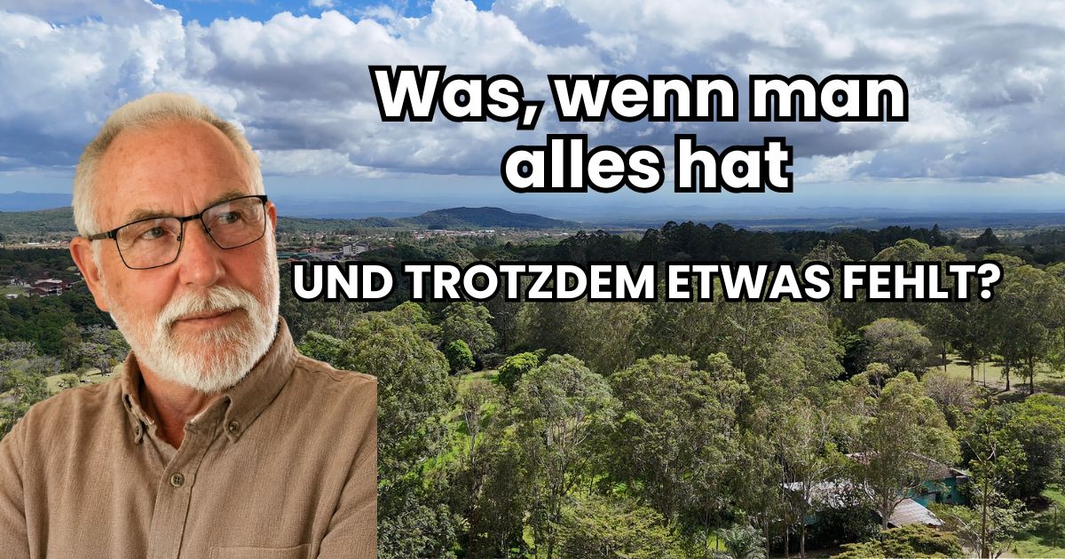 Frank blickt nachdenklich vor einer grünen Landschaft in Panama, mit der Frage: Was, wenn man alles hat und trotzdem etwas fehlt?