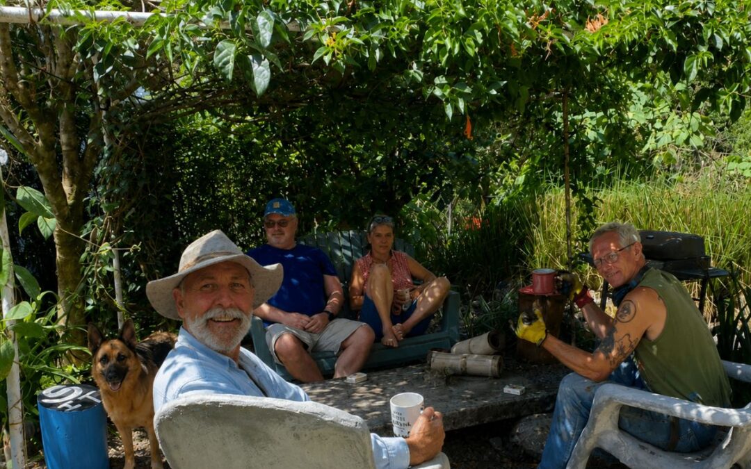 Gemeinschaftsgarten in Palmira bei Boquete. Menschen sitzen gemeinsam im Grünen und erleben den Alltag im Hochland von Panama.