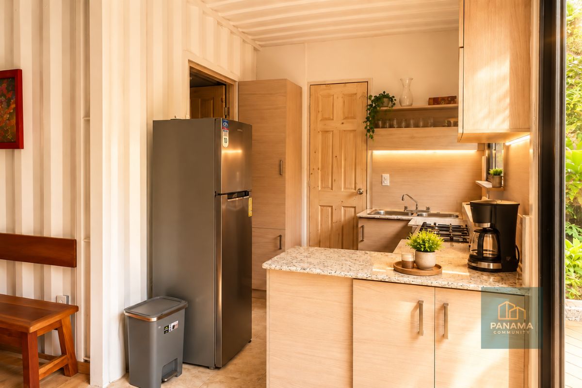 Küche von Apartment 4 in Palmira bei Boquete mit Kühlschrank, Gasherd und Arbeitsfläche